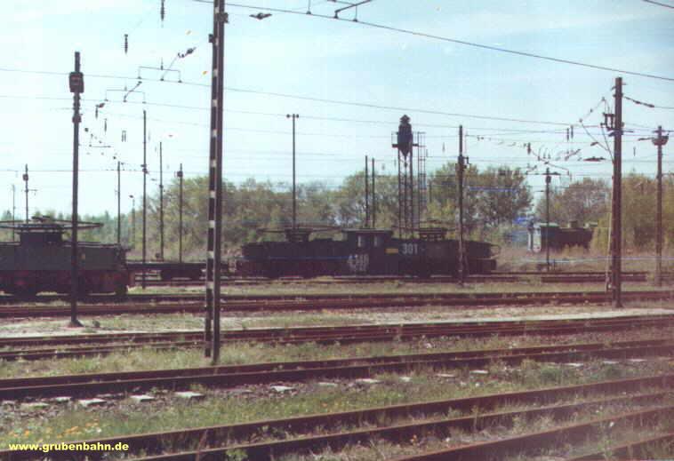 Lokwerkstatt Großzössen, im Hintergrund Lok 301 der STAMAG